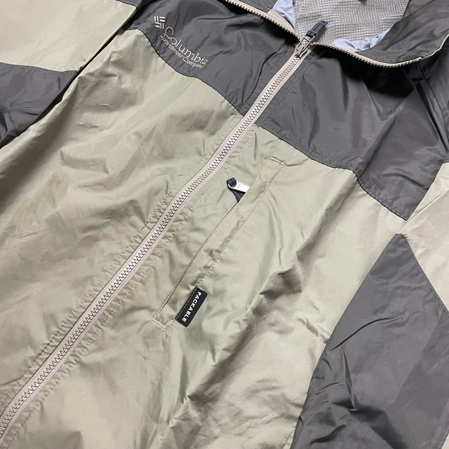 LIGHTWEIGHT PACKABLE COLUMBIA RAIN JACKET - L