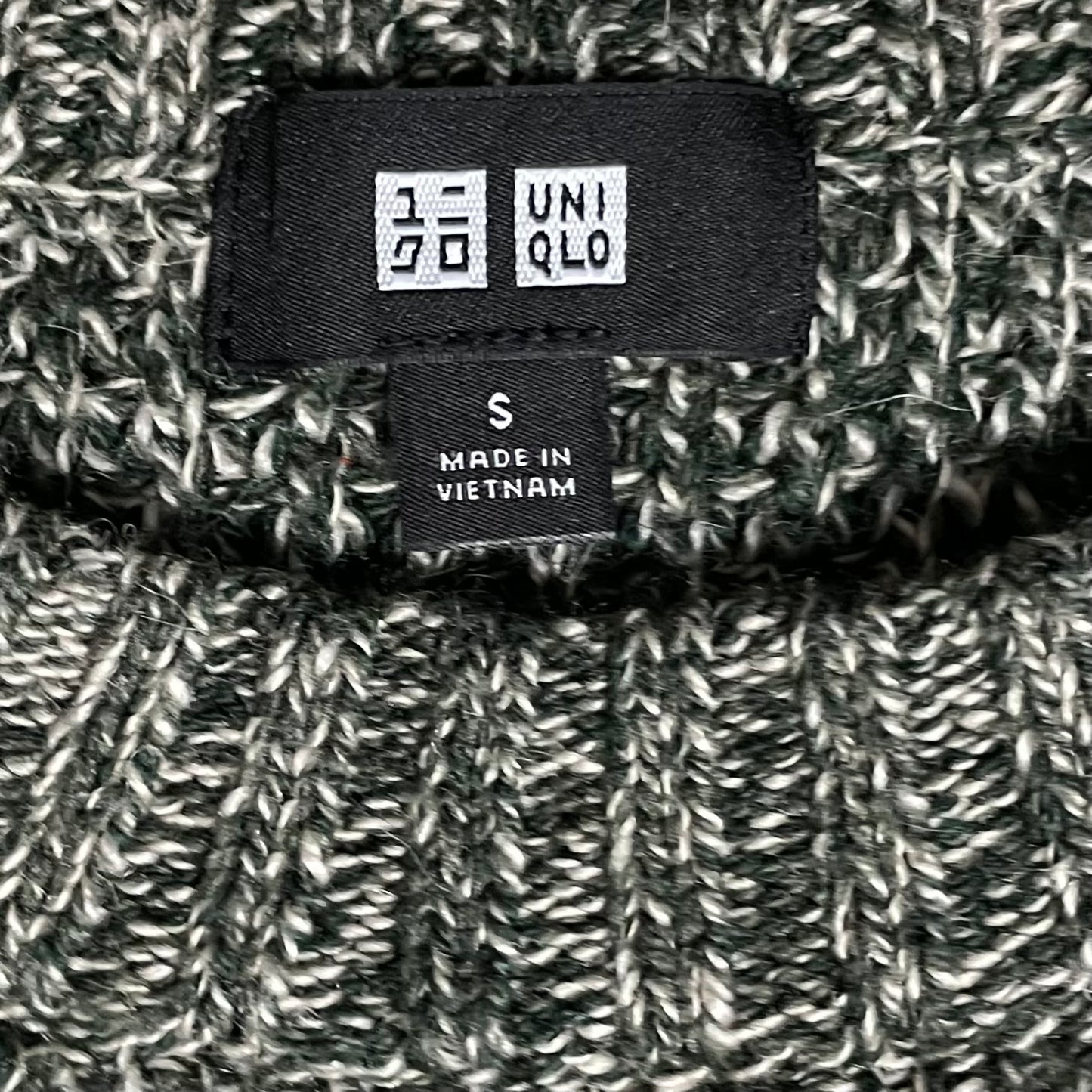 UNIQLO KNIT SWEATER - S