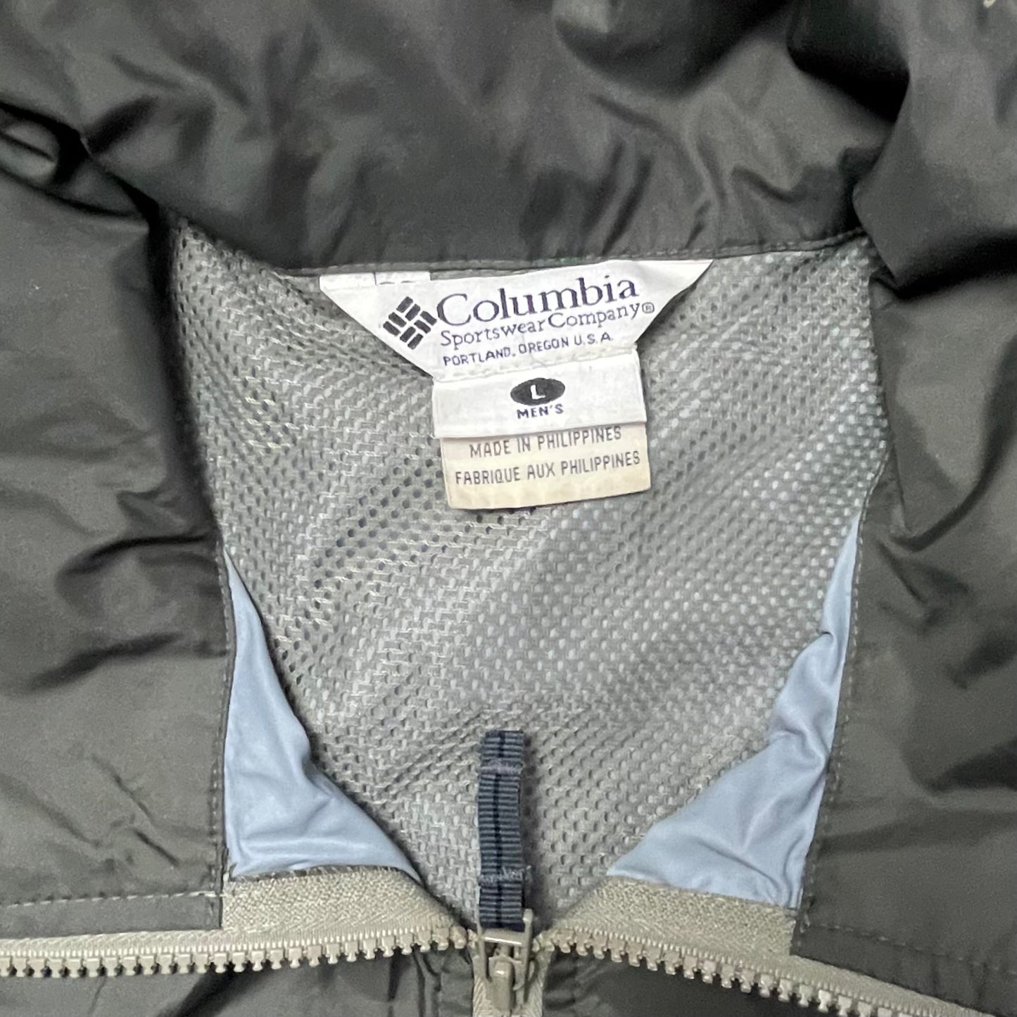 LIGHTWEIGHT PACKABLE COLUMBIA RAIN JACKET - L