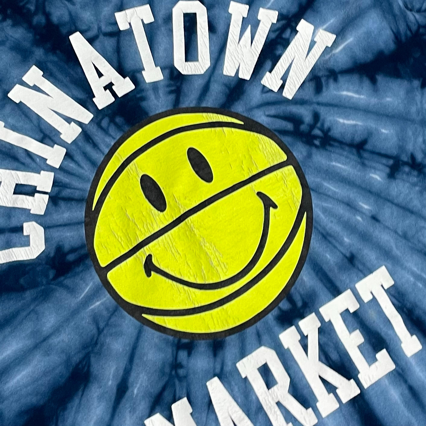 CHINATOWN MARKET SMILEY BASKETBALL T SHIRT - L